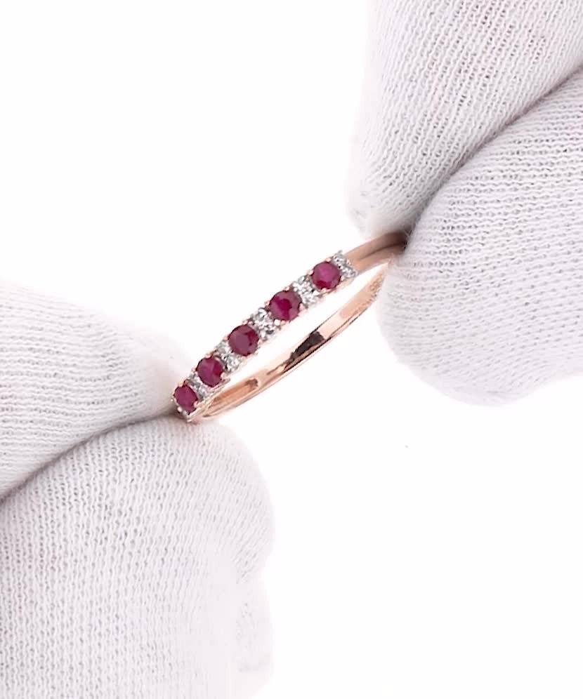 Золотое кольцо с рубинами и бриллиантами