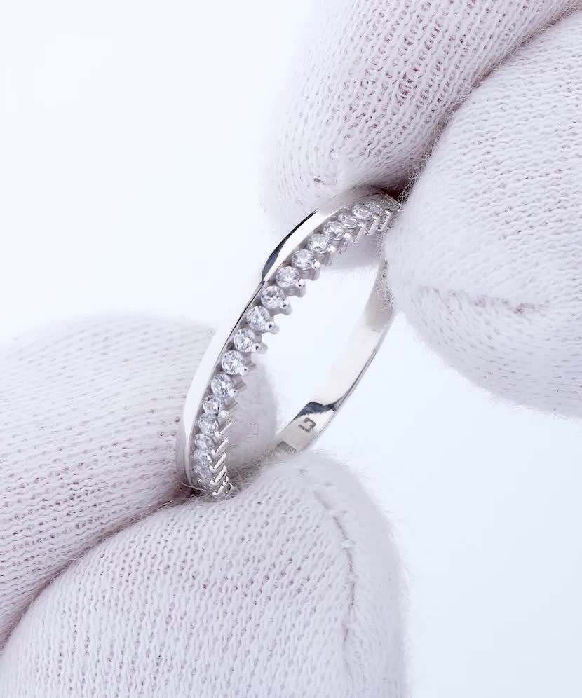 Кольцо из белого золота с цирконами