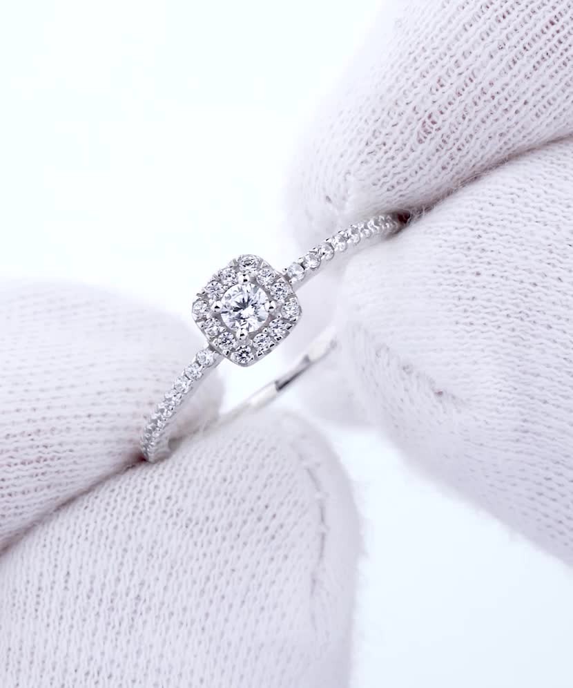 Кольцо из белого золота с цирконами