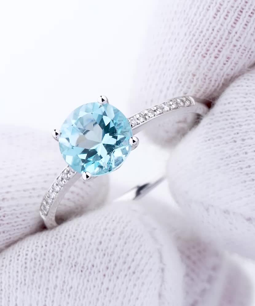 Кольцо из белого золота с топазом и бриллиантами