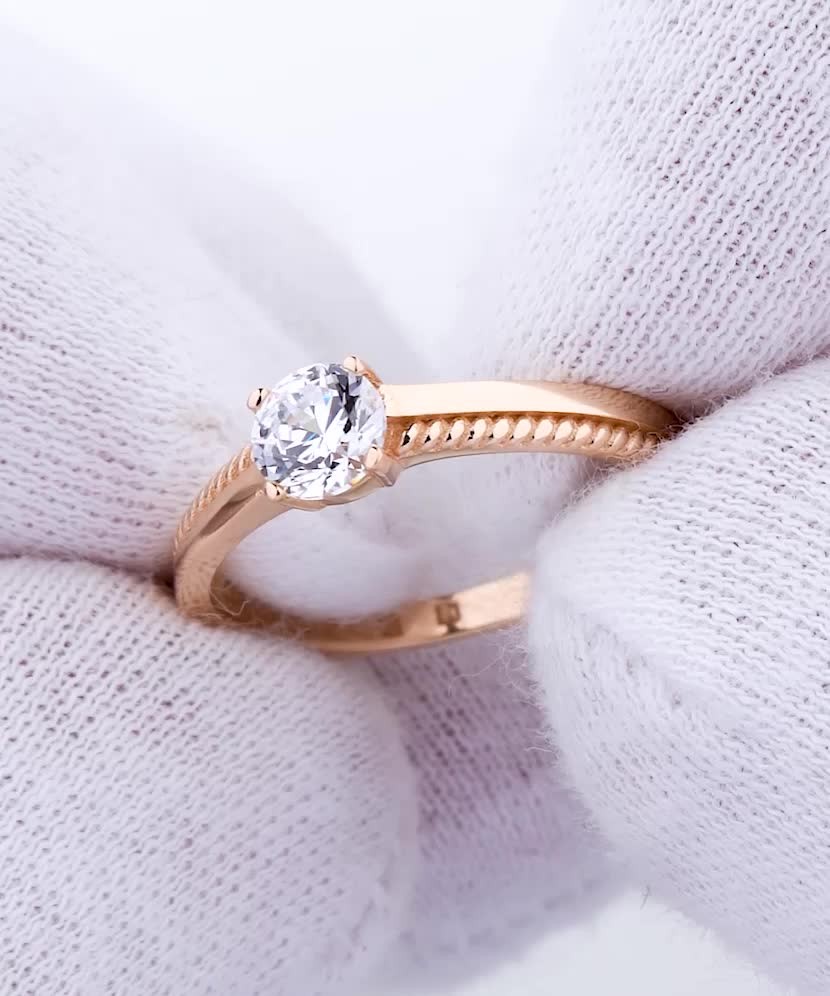 Золотое кольцо с цирконом