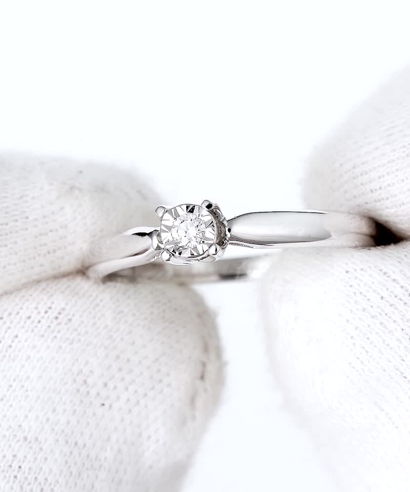 Кольцо из белого золота с бриллиантом