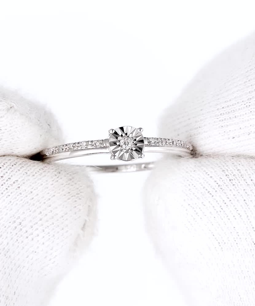 Серебряное кольцо с алмазами