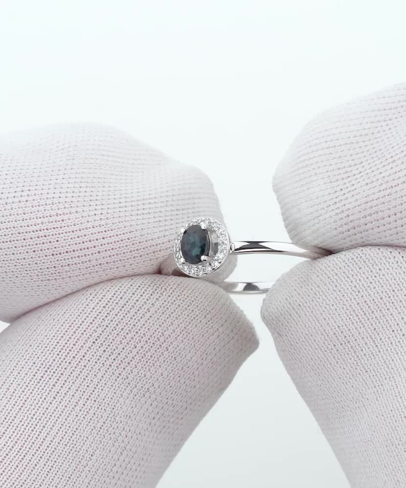 Кольцо из белого золота с сапфиром и бриллиантами